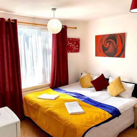Studio Apartment, Private Bathroom And Parking Ilford Eksteriør billede