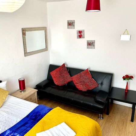 Studio Apartment, Private Bathroom And Parking Ilford Eksteriør billede