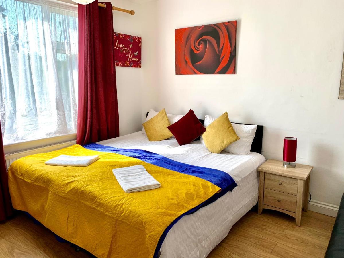 Studio Apartment, Private Bathroom And Parking Ilford Eksteriør billede
