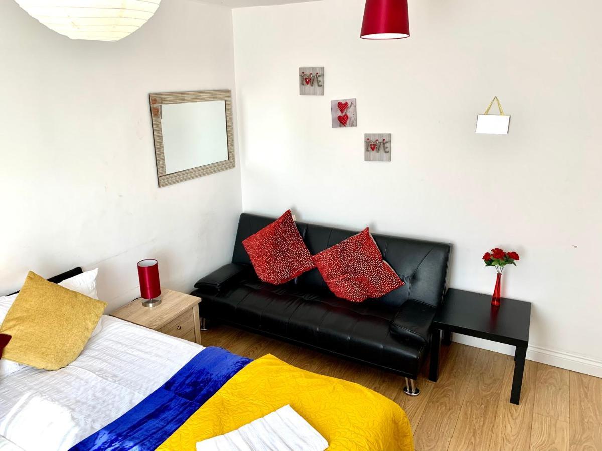 Studio Apartment, Private Bathroom And Parking Ilford Eksteriør billede