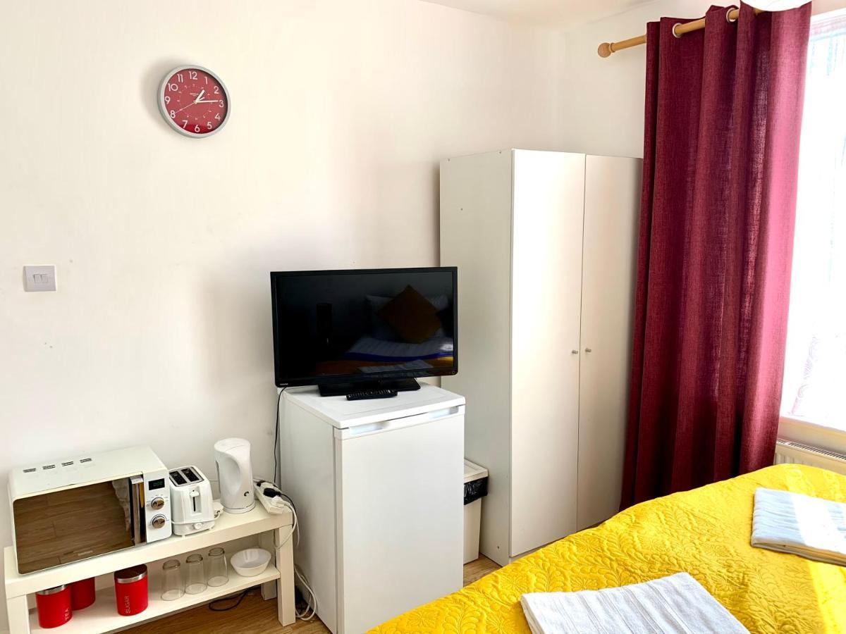 Studio Apartment, Private Bathroom And Parking Ilford Eksteriør billede