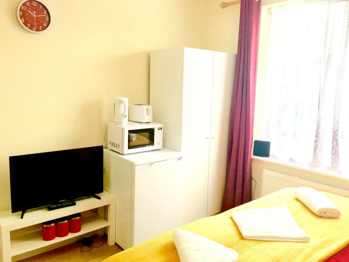 Studio Apartment, Private Bathroom And Parking Ilford Eksteriør billede