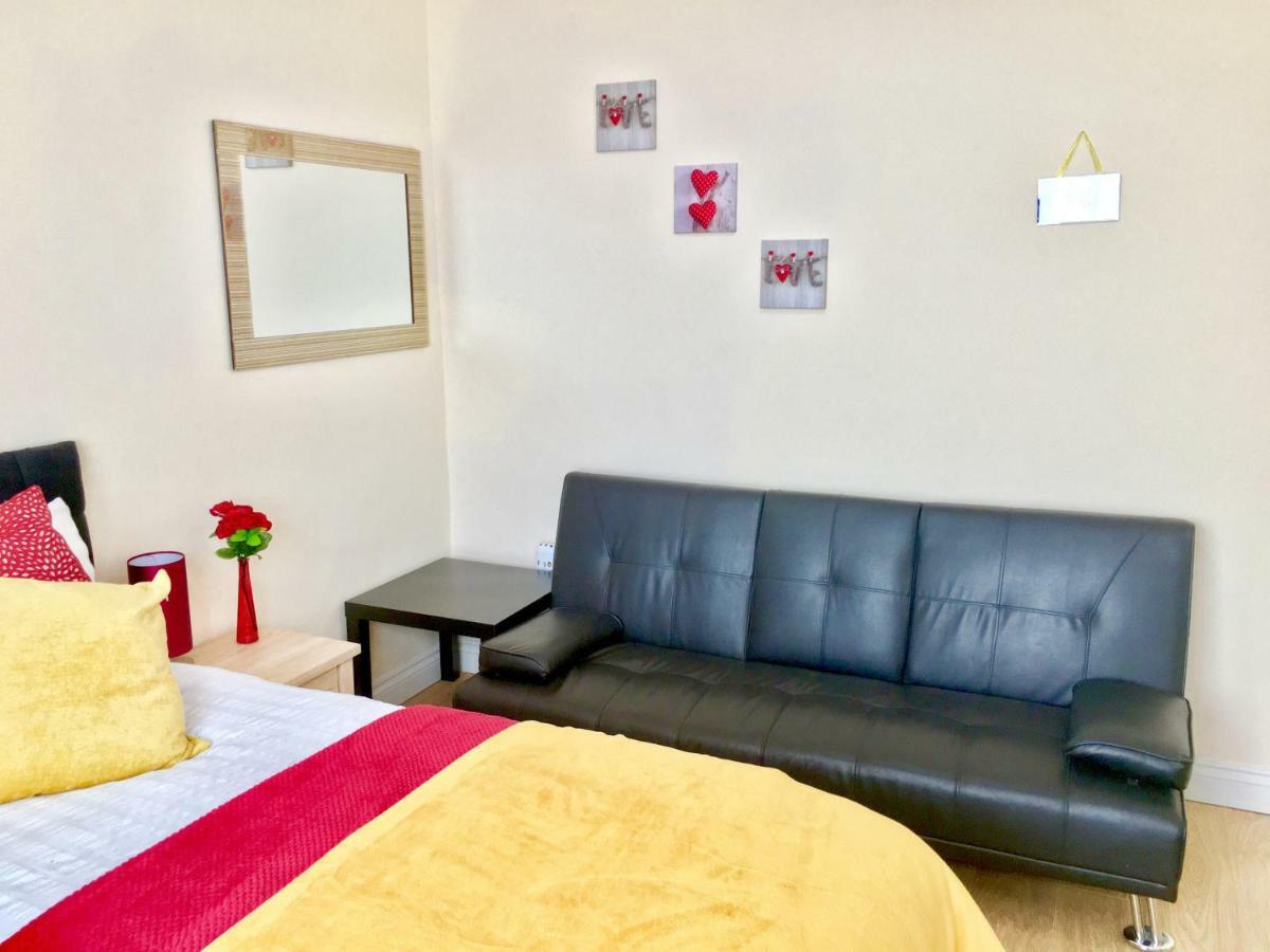 Studio Apartment, Private Bathroom And Parking Ilford Eksteriør billede