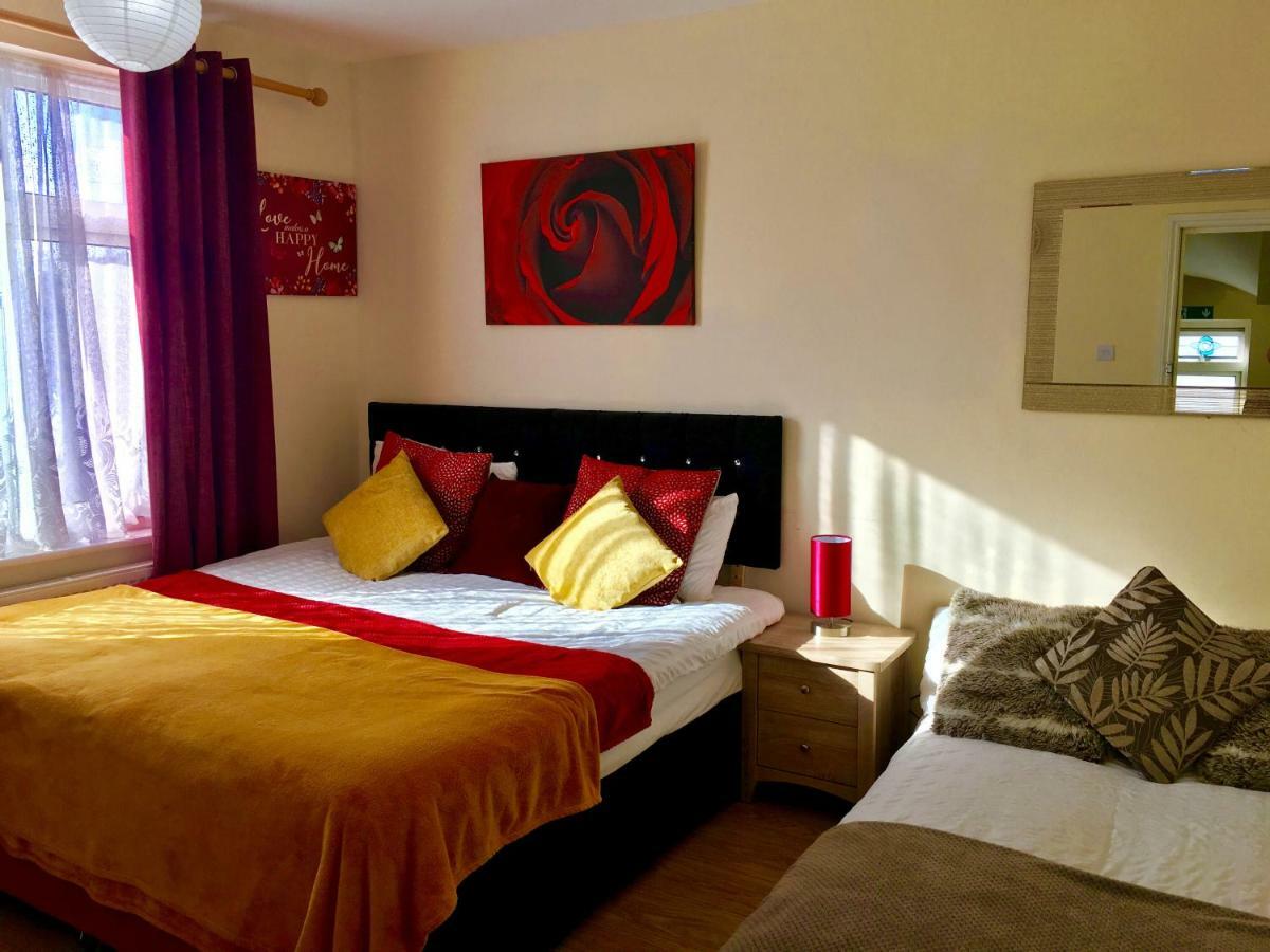 Studio Apartment, Private Bathroom And Parking Ilford Eksteriør billede