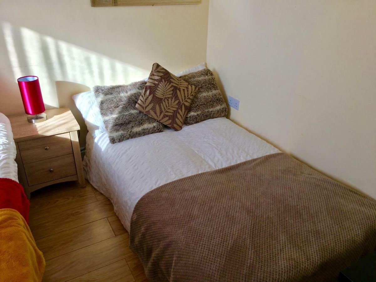Studio Apartment, Private Bathroom And Parking Ilford Eksteriør billede